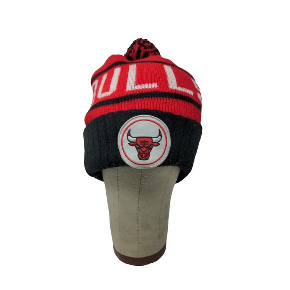 Vintage Mitchell Ness NBA Chicago Bulls Beanie Hat Embroidered Logo Pom Pom Red - Picture 1 of 13